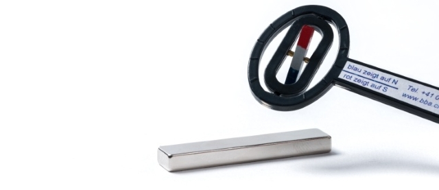 Magnetic pole indicator